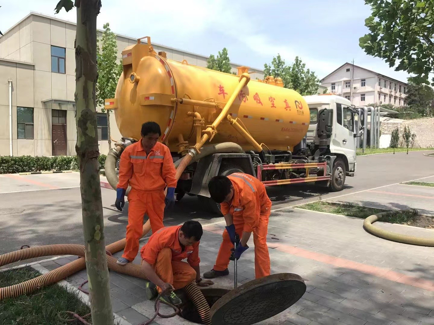 九寨沟化粪池清理与5-8吨吸粪车施工效率分析